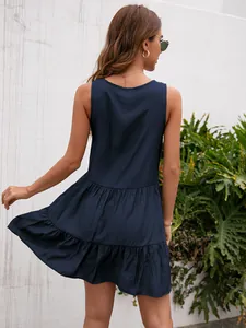 Vista trasera de mini vestido azul marino sin mangas con volantes escalonados