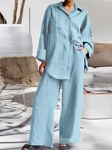 Conjunto de lino de dos piezas en azul claro para mujer con camisa holgada y pantalón ancho.