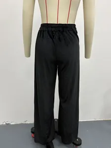 Vue arrière détaillée d'un pantalon décontracté en velours noir à taille haute et jambe droite