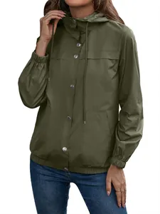 Detaillierte Ansicht eines olivgrünen Damen-Windbreakers mit Kapuze und Druckknöpfen