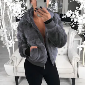 Selfie miroir montrant la coupe et la texture du sweat à capuche en fausse fourrure.
