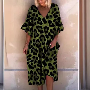 Robe longue imprimé léopard vert avec col en V et manches mi-longues à volants