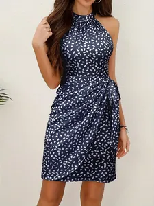 Dettaglio dell'abito mini floreale con scollo all'americana e chiusura a nodo laterale