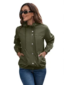 Nahaufnahme der olivgrünen Outdoor-Regenjacke mit Kapuze, Druckknöpfen und Kordelzug für Damen