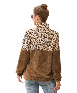Detailansicht der Rückseite eines gemütlichen Fleece-Sweatshirts mit Leopardenmuster