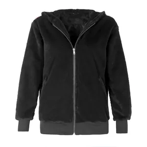 Vue détaillée d'une veste élégante en fausse fourrure noire à capuche pour femmes