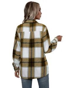 Vista posterior de una camisa de cuadros amarillos de manga larga estilo casual.
