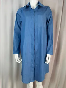 Vista dettagliata di un vestito a camicia in denim blu a maniche lunghe con tasca sul petto