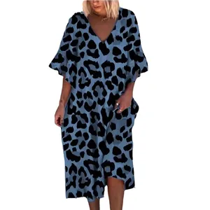 Robe longue à imprimé léopard bleu avec col en V et manches à volants élégantes.