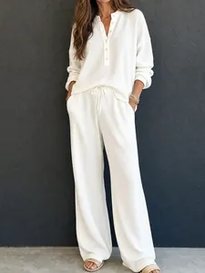 Insieme completo in maglia a nido d'ape bianco con maglia a maniche lunghe e pantaloni