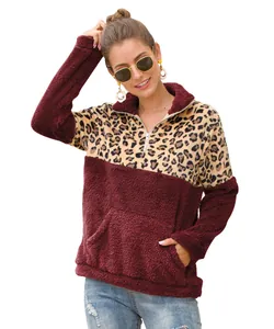 Nahaufnahme von Fleece-Sweatshirt mit Leopardenmuster und Burgunderrot mit Reißverschluss