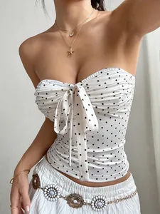 Detailansicht eines weißen gepunkteten trägerlosen Tube-Tops für Damen mit Schleife