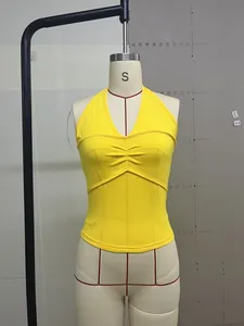 Dettaglio frontale di un top giallo aderente con scollo a V su manichino da studio