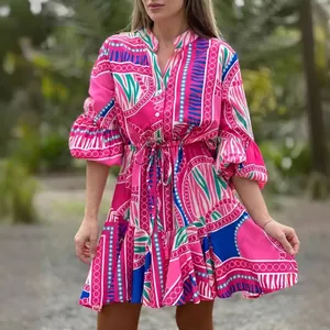 Abito corto rosa con stampa floreale, scollo a V, maniche a campana e coulisse in vita