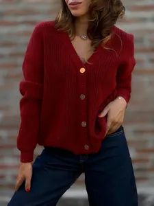 Detailansicht der burgunderroten Strickjacke mit V-Ausschnitt und Goldknöpfen
