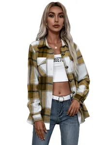 Detalle de chaqueta tipo camisa de manga larga a cuadros amarillos y blancos para mujer