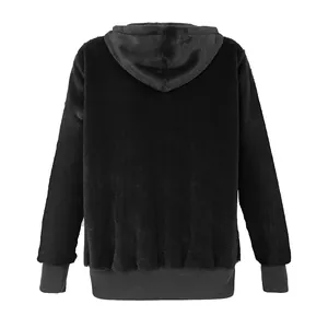 Vue arrière détaillée d'une veste à capuche en fausse fourrure noire pour femme