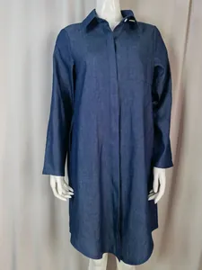 Vista dettagliata di un abito a camicia in denim blu scuro a maniche lunghe su manichino