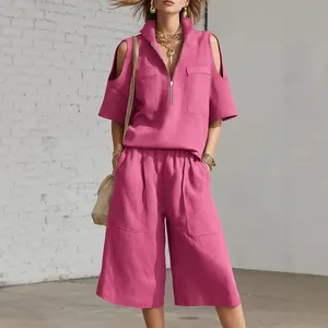 Elegante conjunto de verano con top de cremallera y hombros descubiertos y shorts anchos fucsia