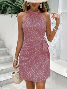 Dettaglio di un abito corto rosa a fiori con scollo all'americana e nodo in vita