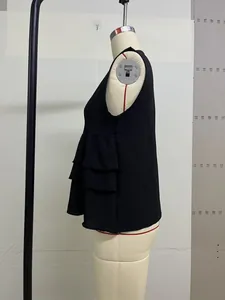 Seitenprofil-Detail einer schwarzen ärmellosen V-Ausschnitt-Bluse mit Rüschenschichten