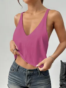 Dettaglio di un top in maglia color magenta con scollo a V e pantaloncini