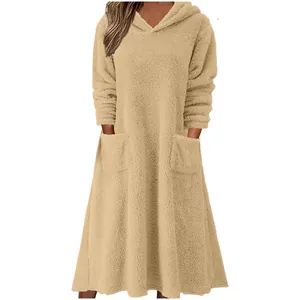 Vue détaillée de face d'une robe de chambre à capuche en peluche beige avec poches