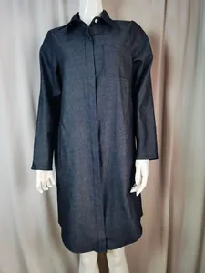 Vista dettagliata di un abito midi in denim a maniche lunghe blu scuro da donna su un manichino