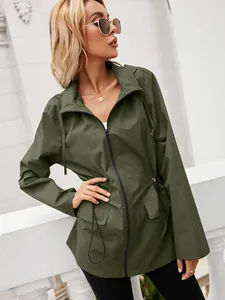 Impermeabile con cappuccio verde oliva da donna con coulisse regolabile in vita