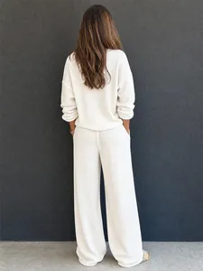 Vista posteriore di un set loungewear bianco in maglia waffle con top a maniche lunghe