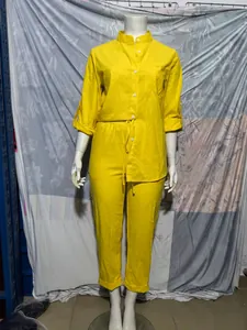 Détail d'un ensemble 2 pièces jaune pour femme en coton et lin avec chemise et pantalon