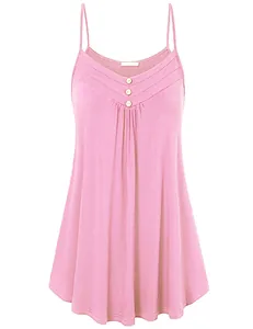 Vue détaillée d'une robe caraco rose à col en V avec boutons et plis élégants