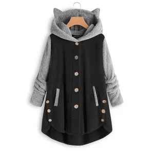 Detail van pluche dameshoodie met schattige kattenoren, knopen en kleurblokontwerp