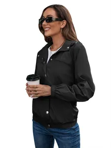 Detaillierte Seitenansicht einer Frau in einer schwarzen wasserdichten Outdoor-Windjacke