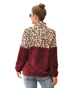 Rückansicht eines modischen Fleece-Pullovers mit Leopardenmuster und burgunderfarbenem Besatz