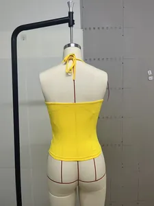 Vista posteriore dettagliata di un top a canotta giallo vibrante con scollo all'americana