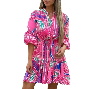Vestito corto rosa stampato bohémien con scollo a V, maniche a tromba e coulisse in vita