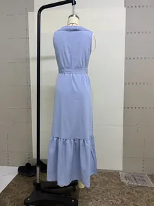 Vista trasera de un elegante vestido largo sin mangas azul claro con cuello en V y lazo.