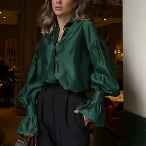 Elegante blusa de satén verde oscuro para mujer con mangas abullonadas y puños con volantes