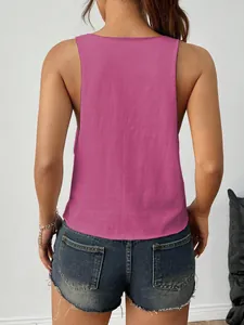 Vista posteriore di una donna che indossa una canotta rosa acceso e pantaloncini di jeans.