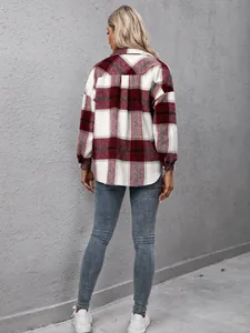Dik rood geruit flanellen overhemdjack voor dames in losse casual stijl, rugkant.