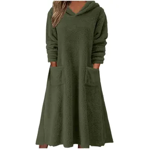 Robe longue à capuche en peluche vert olive avec poches pour se détendre.