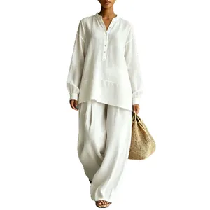 Zomerse losse witte tweedelige set voor dames met shirt met lange mouwen en wijde broek