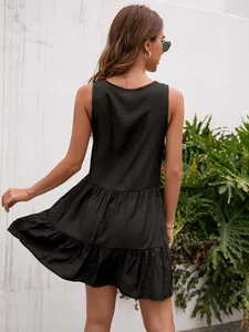 Vista posterior detallada de un vestido de verano negro sin mangas con dobladillo de volantes