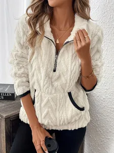 Détail d'un sweat-shirt en peluche blanc à demi-fermeture éclair avec bordure noire