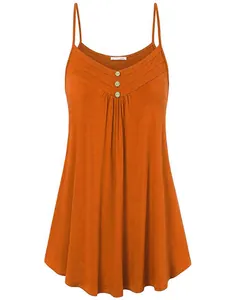 Vue détaillée d'une robe d'été orange sans manches avec col en V plissé et boutons en bois