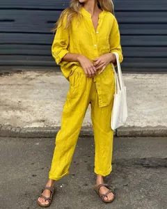 Détail d'un ensemble deux pièces pour femme en coton et lin jaune avec chemise et pantalon