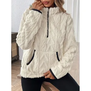 Detailweergave van witte fleece hoodie voor dames met zwarte contrasterende biezen en rits.