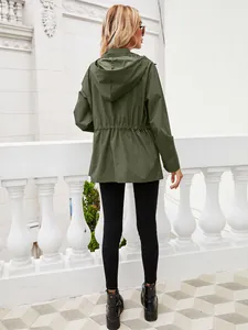 Vista posteriore di impermeabile donna verde oliva con cappuccio e vita regolabile
