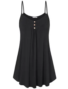 Detailansicht eines schwarzen Damen-Cami-Tops mit V-Ausschnitt und dekorativen Knöpfen